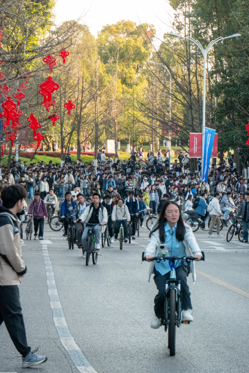 renhongji1990's tweet image. 今天的校园，下课时间段一教旁人挤人～
到了荷苑落日还剩一点～
#CQU