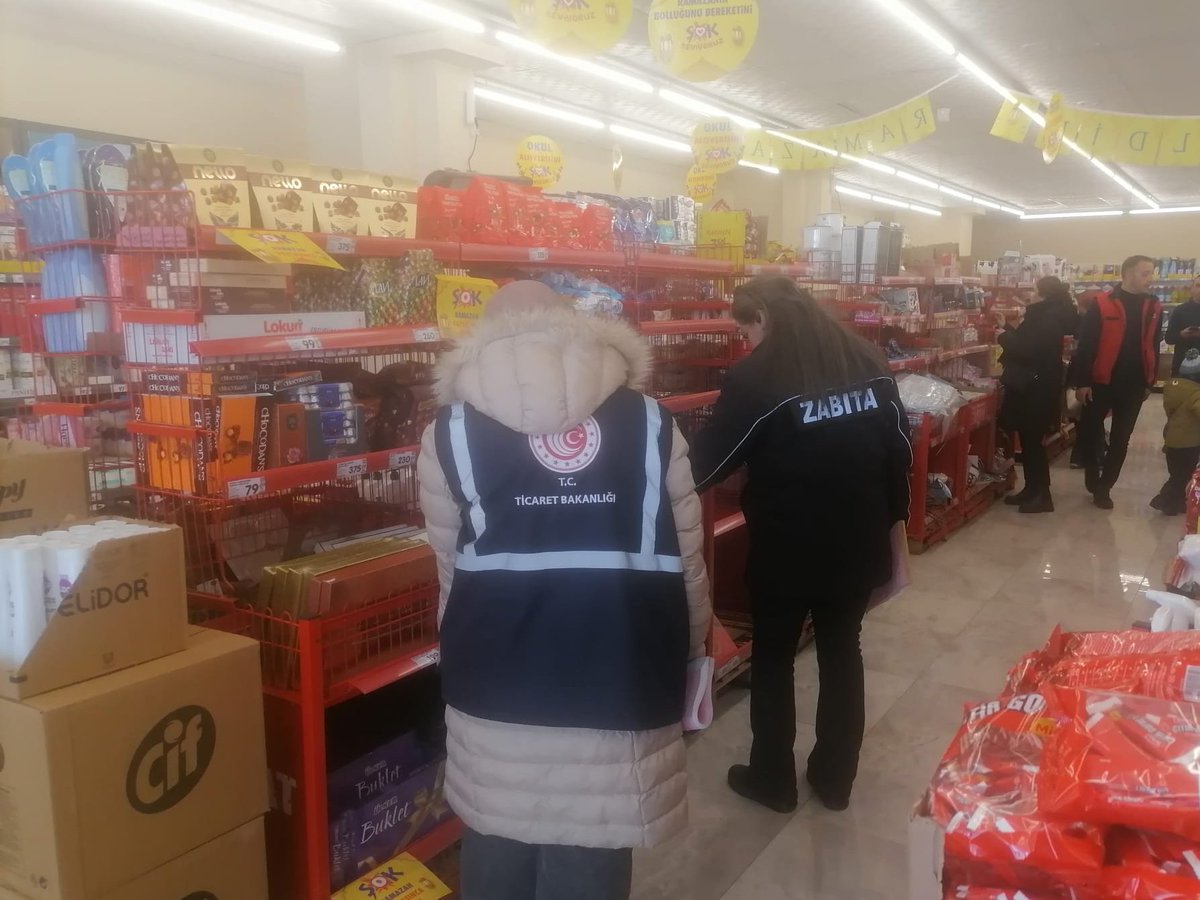 📍#GaziKars

📌Denetimlerimiz devam ediyor.

Valiliğimiz koordinasyonunda, Ticaret İl Müdürlüğü ve Kars Belediyesi Zabıta Müdürlüğü personelinden oluşan ekiplerimizin, Ramazan ayı vesilesiyle zincir ve yerel marketler, kafe, restoran, kasap, fırın vs iş yerlerine yönelik sıkı