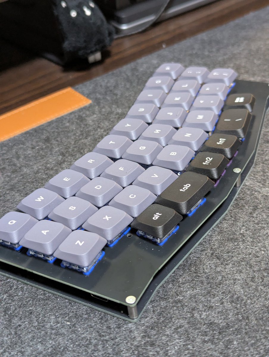 Walter_8300's tweet photo. 最近は分割40%オーソリニアにハマっていた私ですが、持ち運び用にコンパクトなキーボードがほしいと思い、30%一体型キーボードを設計しました。
肩の負担を減らすハの字レイアウトに、使い慣れたオーソリニアの使用感を凝縮したAlice配列風Ortholinear「Aline30」です。 https://t.co/AJ3Nyar0Og