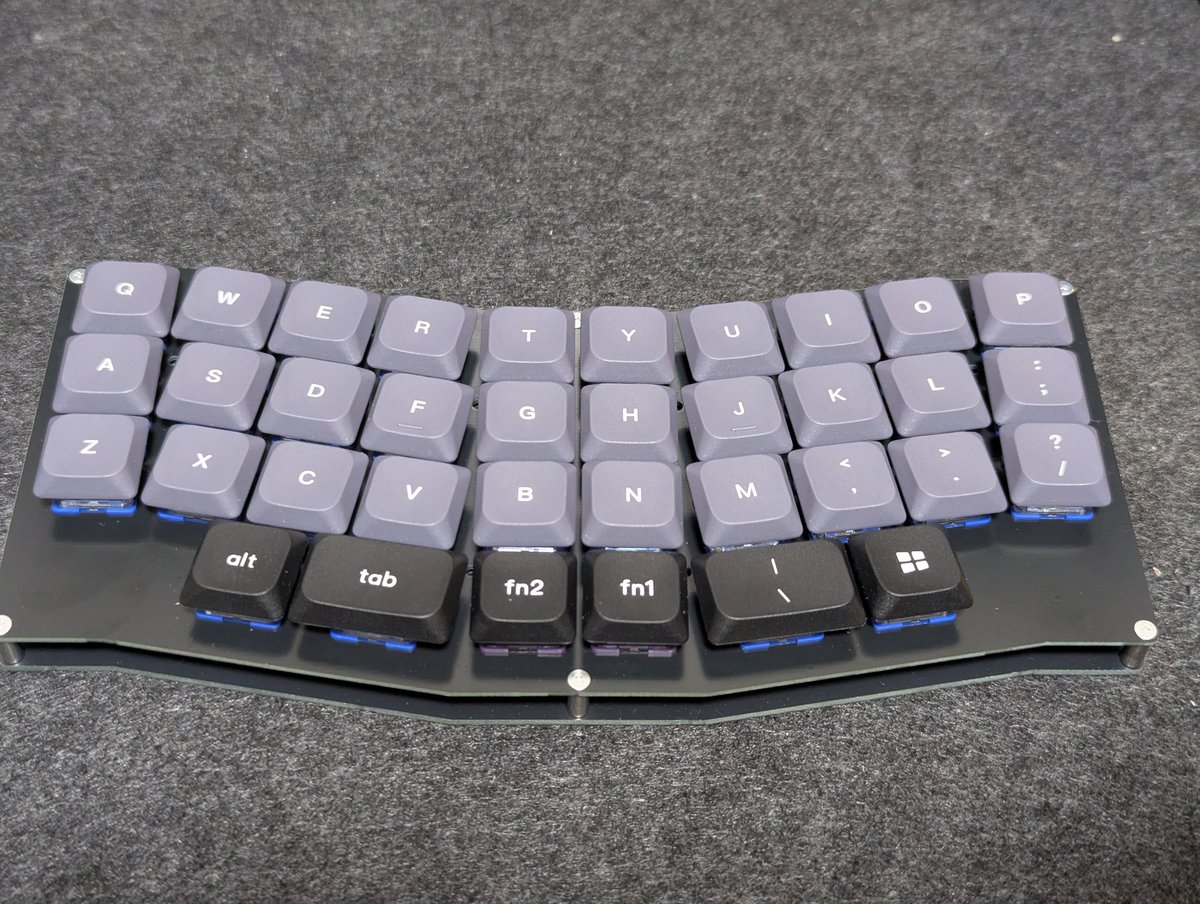 Walter_8300's tweet photo. 最近は分割40%オーソリニアにハマっていた私ですが、持ち運び用にコンパクトなキーボードがほしいと思い、30%一体型キーボードを設計しました。
肩の負担を減らすハの字レイアウトに、使い慣れたオーソリニアの使用感を凝縮したAlice配列風Ortholinear「Aline30」です。 https://t.co/AJ3Nyar0Og