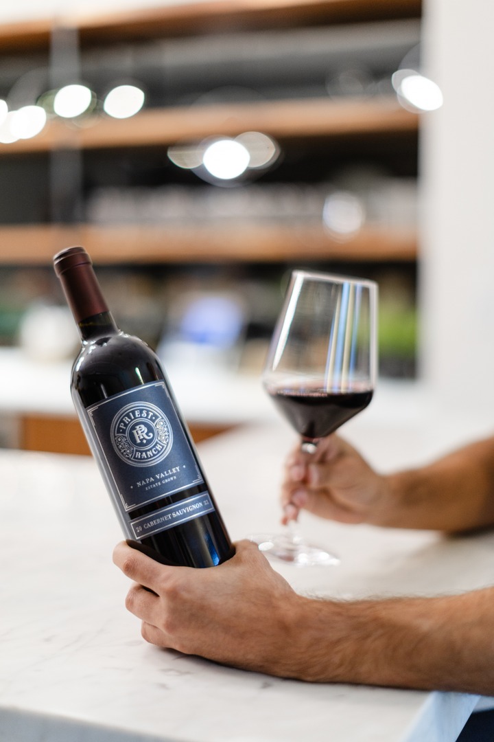 TennesseeCrown_'s tweet image. @priestranchwine is an estate wine with aromas of fresh red cherries and black licorice, with a touch of baking spices, and tastes of chocolate-covered blueberries, herbs, and espresso. Every sip is a decadent, uncommon adventure. 

#UncommonAdventure #PriestRanch #CabSauv
