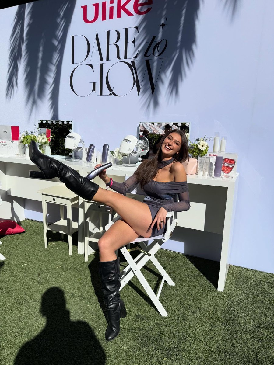 CummyTheProf's tweet photo. Rachel’s legs man. Art. https://t.co/QCnI8GPvhz