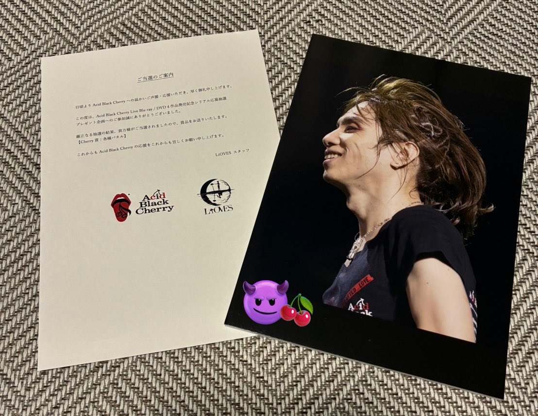 sayameroro's tweet photo. 我が家にはLツのやっちゃんが届きました😭❤️‍🔥にっこにこ笑顔のこのお写真大好きなの嬉しい😭❤️‍🔥背景いい感じに変えてってチャッピーに頼んだまさかの仕上がりになった🤣wwwまさかの295人の中に入れるなんて…家宝にします。ありやぁす😭❤️‍🔥❤️‍🔥❤️‍🔥❤️‍🔥

#AcidBlackCherry https://t.co/yxalD9O81s