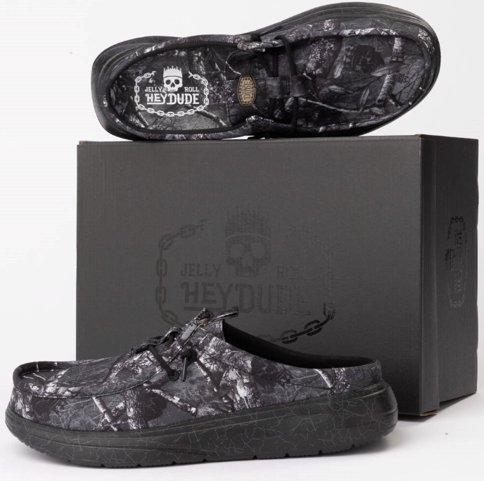 SNKR_TWITR tweet media