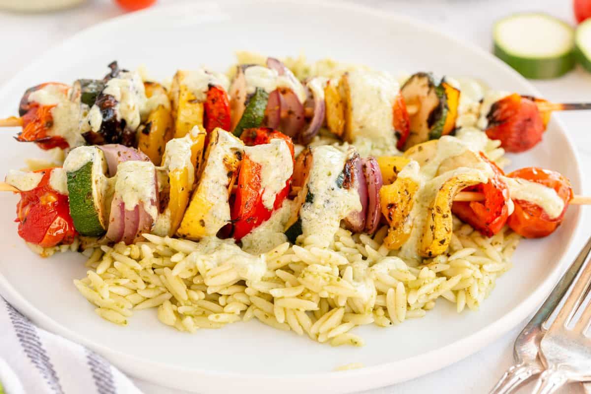 kyleecooks's tweet image. A 15 minute marinade, then threading on skewers takes these summery grilled vegetable skewers with pesto yogurt sauce to a new level of delicious!  #vegetarian #grill #kabob kyleecooks.com/marinated-vege…