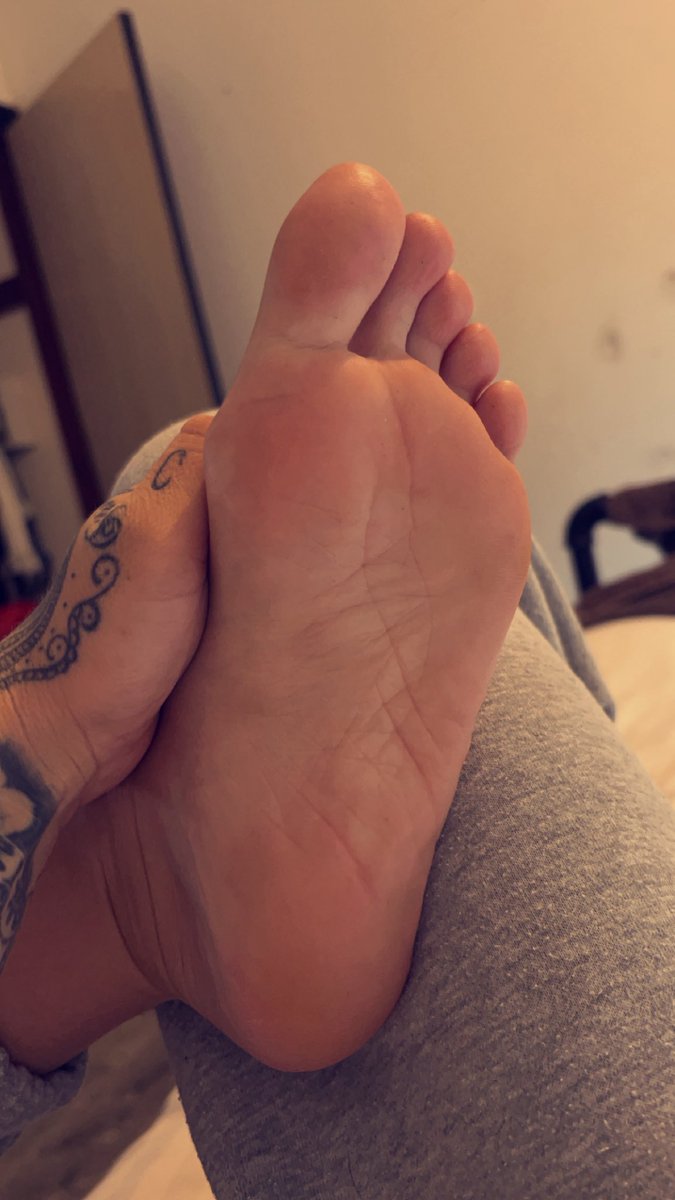 GOD5TT's tweet photo. Kiss my feet 😘

Findom femdom findomuk finsub feet https://t.co/5cr3yzupba