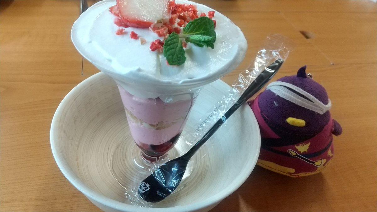 ririka_liliham's tweet photo. 最近の私のつぶやきがちゅんの日という名の今週のまとめになってるので先週から今日までのちゅん活を書くよ!
先週はあまおうミルクを飲んだよ!昨日は春苺パフェ!🐥時にも食べさせたかった～!と🐥助くん💜今日のおやつは🍓ミルクと🍓ウエハース💙そしてカラオケで信号機みたいなドリンク!
#ちゅんずでー https://t.co/MkXbwG4mnf