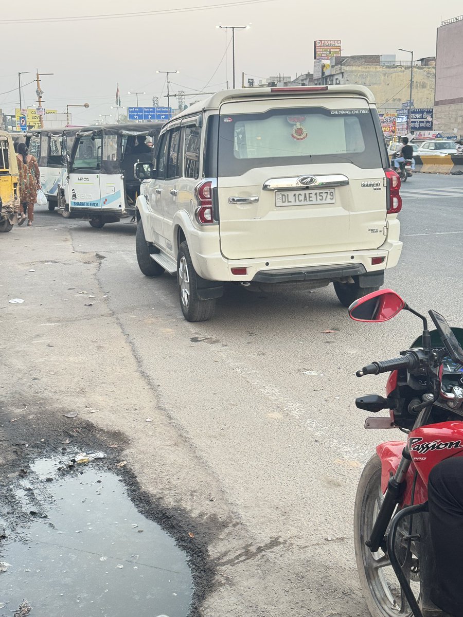 ASHISH13192's tweet photo. Unauthorised parking at GTB nagar by a police car hooting and auto making congestion on left turn No one taking action even authorities are sleeping many times i hav taggd this kind of problem to police &amp;their officials but nothing happens. @gupta_rekha @narendramodi @dtptraffic https://t.co/331eufPd8B