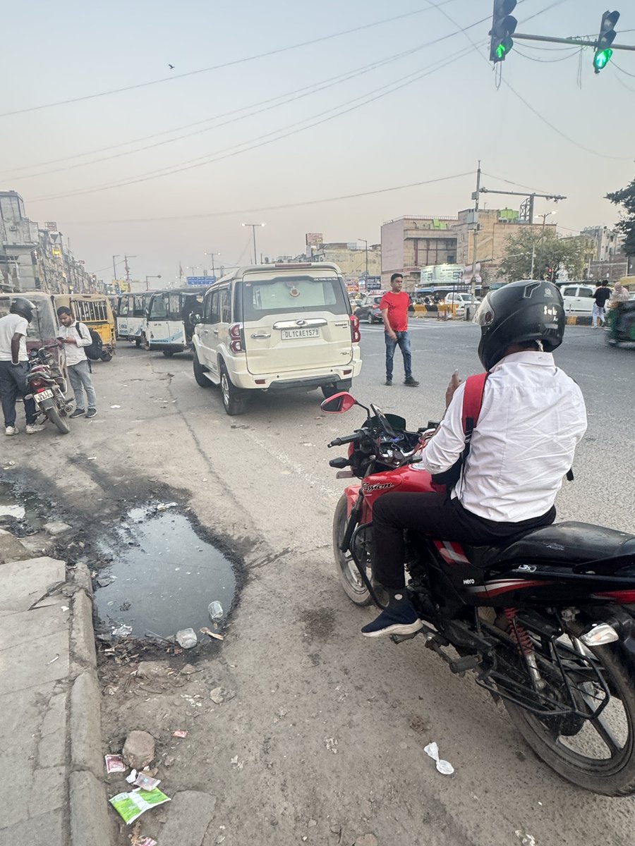 ASHISH13192's tweet photo. Unauthorised parking at GTB nagar by a police car hooting and auto making congestion on left turn No one taking action even authorities are sleeping many times i hav taggd this kind of problem to police &amp;their officials but nothing happens. @gupta_rekha @narendramodi @dtptraffic https://t.co/331eufPd8B