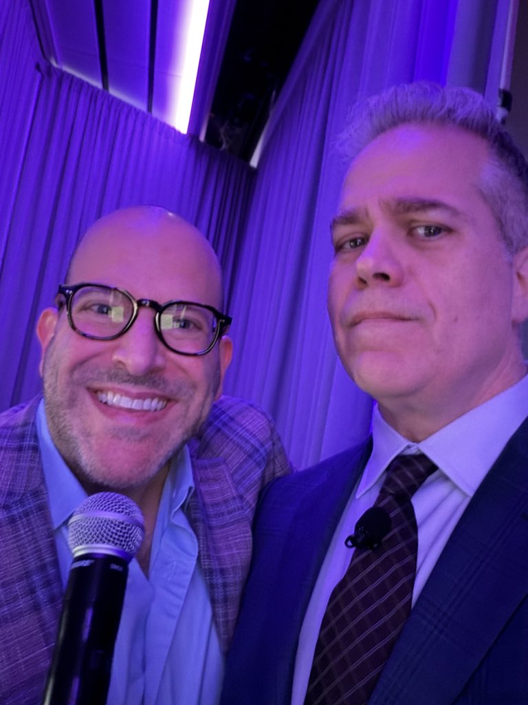 aripap's tweet photo. Getting ready to go on with @JeremyBloomHere https://t.co/oPEVWVu4sl
