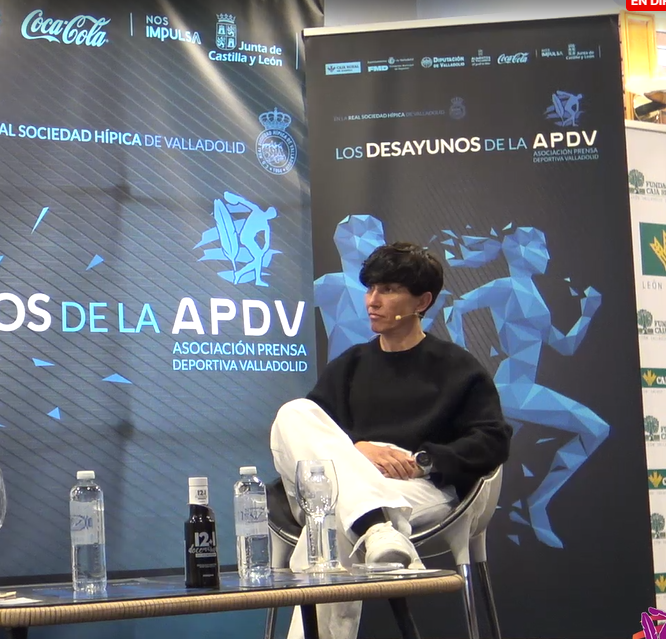 Dip_Va's tweet photo. 🚴 Desayuno informativo de @APDValladolid con Sonia Bermúdez, seleccionadora nacional de @SEFutbolFem.

El diputado @javiglezvega asiste a este encuentro celebrado en la Hípica de Valladolid y hace entrega de un lote de @alimentosVALL.

#DesayunosAPDV https://t.co/SZH8AzGEqR