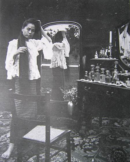 ‘ฉันจะอยู่อย่างเชียงใหม่‘ 

สร้างตำหนักด้วยเงินของตัวเองนะจ๊ะ ฟีลยกเมืองเชียงใหม่ไปไว้ เจ้าน้า (เจ้าอุบลวรรณา) ค้าขายเก่งสุดๆ มีเงินเยอะมากก สอนสั่งว่าต้องมีฐานอำนาจ อยู่อย่างมีเกียรติมีศักดิ์ศรี เจ้าดาราฯ ไม่เคยทิ้งความเป็นแม่ญิงล้านนา

- คนอื่น > เสื้อลูกไม้แบบตะวันตก +