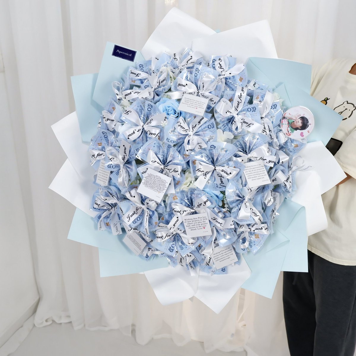 Papercointk's tweet photo. 🩵🤍 @T_Aiemkumchai 
28.01.26
Money bow bouquet 🎀
Special thanks Thanapon Vietnam Team 💕
.
Line : @papercoin.tk (with @)

🌷o.1693
. 
#moneyflower #moneybouquet #papercointk
#thanapon #pon_thanapon https://t.co/U4TPpxVJZ1
