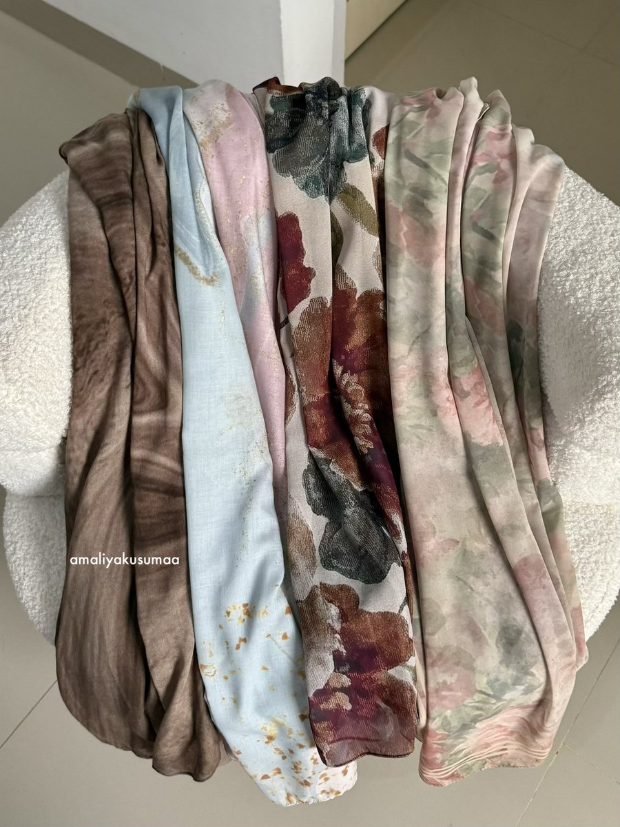 udah cobain berbagai macam pashmina, dari yang under 50k sampai 200rb an, dari yang polos sampe motif juga udah pernah

so here's my review as a pashmina girl :