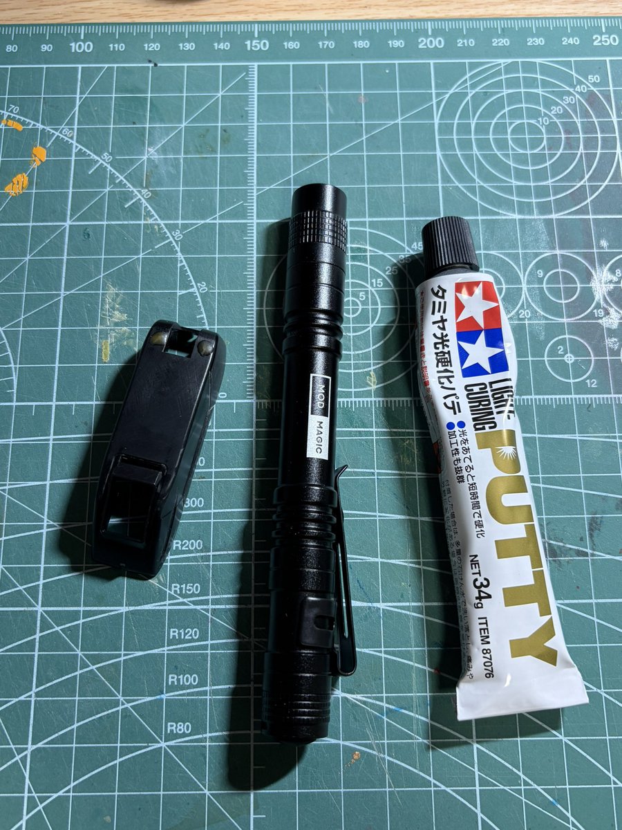 ブラックライトも導入して光硬化パテでの作業効率が爆上がり！
深めなヒケに少し盛って、ライト当ててもう削れる！