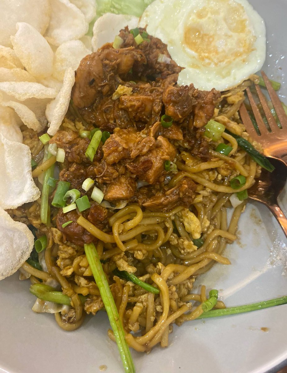 Yesterday we shared another beautiful iftar together. Being able to spend Ramadan with you makes me incredibly happy. Yesterday, today, and for all the days ahead, I feel grateful to walk through this blessed month with you. I love you. ❤️