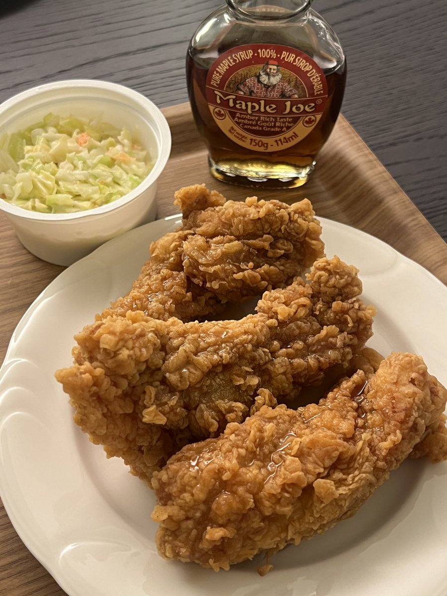 suresuresowhat's tweet photo. KFC 핫크리스피 통다리에 메이플 시럽 끼얹어 먹으면서 코울슬로를 퍼먹는 거야 https://t.co/J0vhaDwsL6