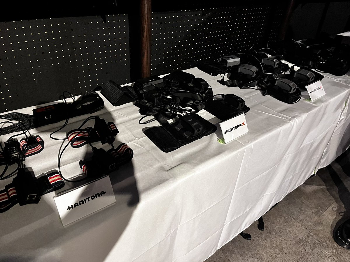 N0V360's tweet photo. 最初のharitoraから最新のものまで並んでて壮観
AddCon +も体験したかったけど人多かったので断念
結構気になってる
 #Shiftall #HaritoraX https://t.co/UDKBOZl2vH