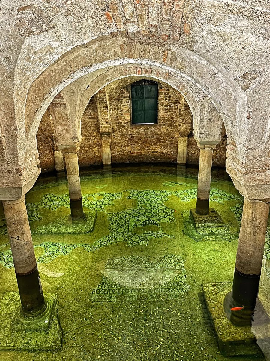 turismoER's tweet image. La cripta allagata della Basilica di San Francesco a #Ravenna: un antico pavimento in mosaico che oggi vive sott’acqua… con tanto di pesci rossi.

📸: susyblonde | #inEmiliaRomagna #myRavenna #IlikeItaly