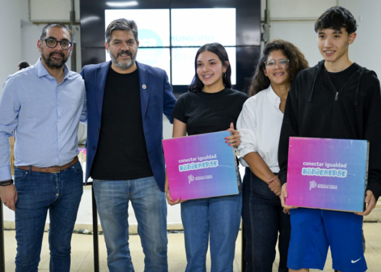 AgenciaComBA's tweet photo. 💻 La Provincia entregó netbooks en Rosales y firmó un acuerdo para ampliar el centro universitario
https://t.co/y92pkOgagh
@BAProvincia @Carli_Bianco #ConectarIgualdad #AxelKicillof @rodrigo_arist #CentrodeFormaciónIntegralN1 #ComBA #netbooks #CoronelRosales @Kicillofok https://t.co/fVT8AWp0Mx
