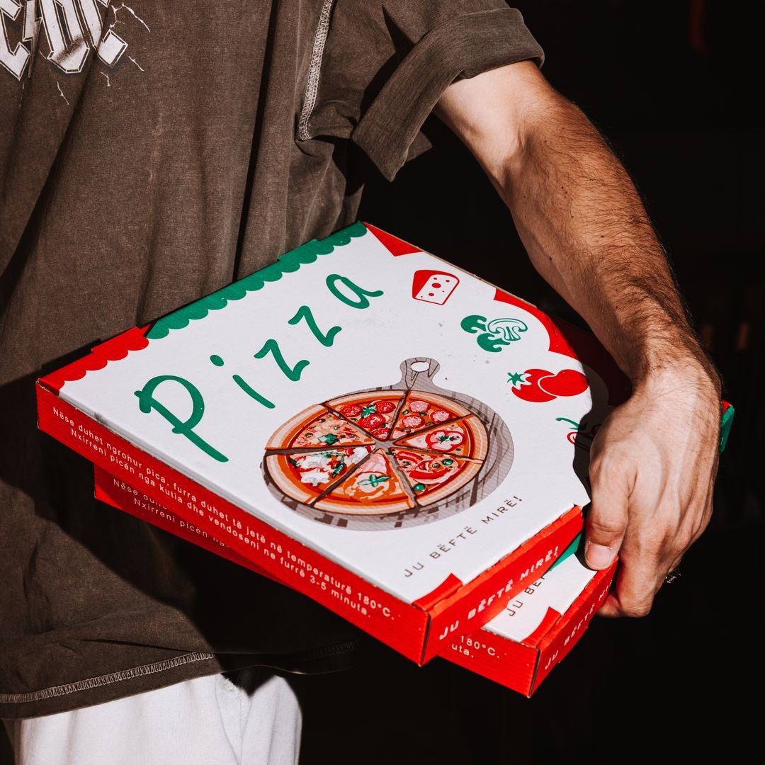 Goldenboxuk's tweet image. Want pizza boxes that boost your brand?🍕 Custom-printed pizza boxes with your logo are memorable packaging that enhances customer experience. Elevate your brand today! 📦 See our bespoke solutions! #custompackaging #brandedpackaging #industrialpackaging #fastfoodpackaging