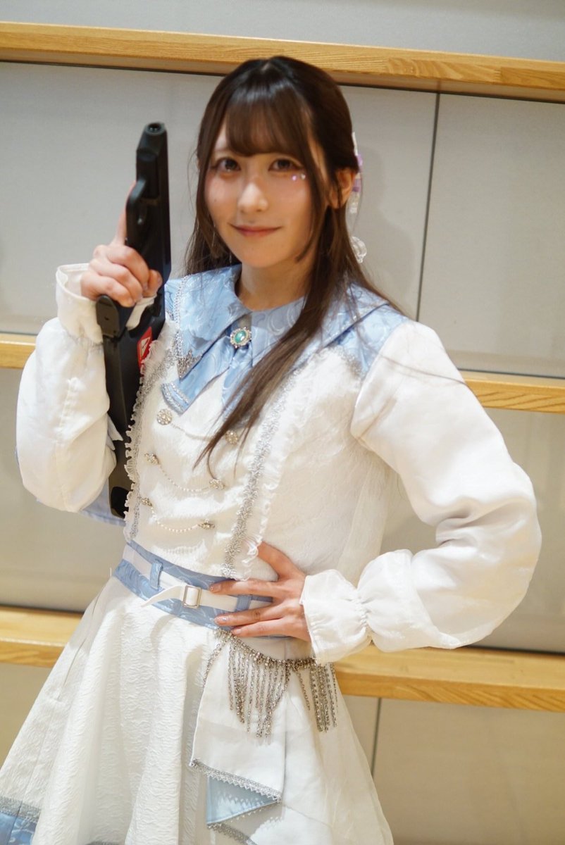 EndGai's tweet image. この日 うっかりたまたま #VP70 を持っていたので(^^;)ねね様に持ってもらうと、やっぱカッコ良い🌟流石 #元自衛官 ！さまになってる(^O^)v
べーも完璧です💜(べーマニアGAI)
#三好音色
#アイドル
#InnocentFairy