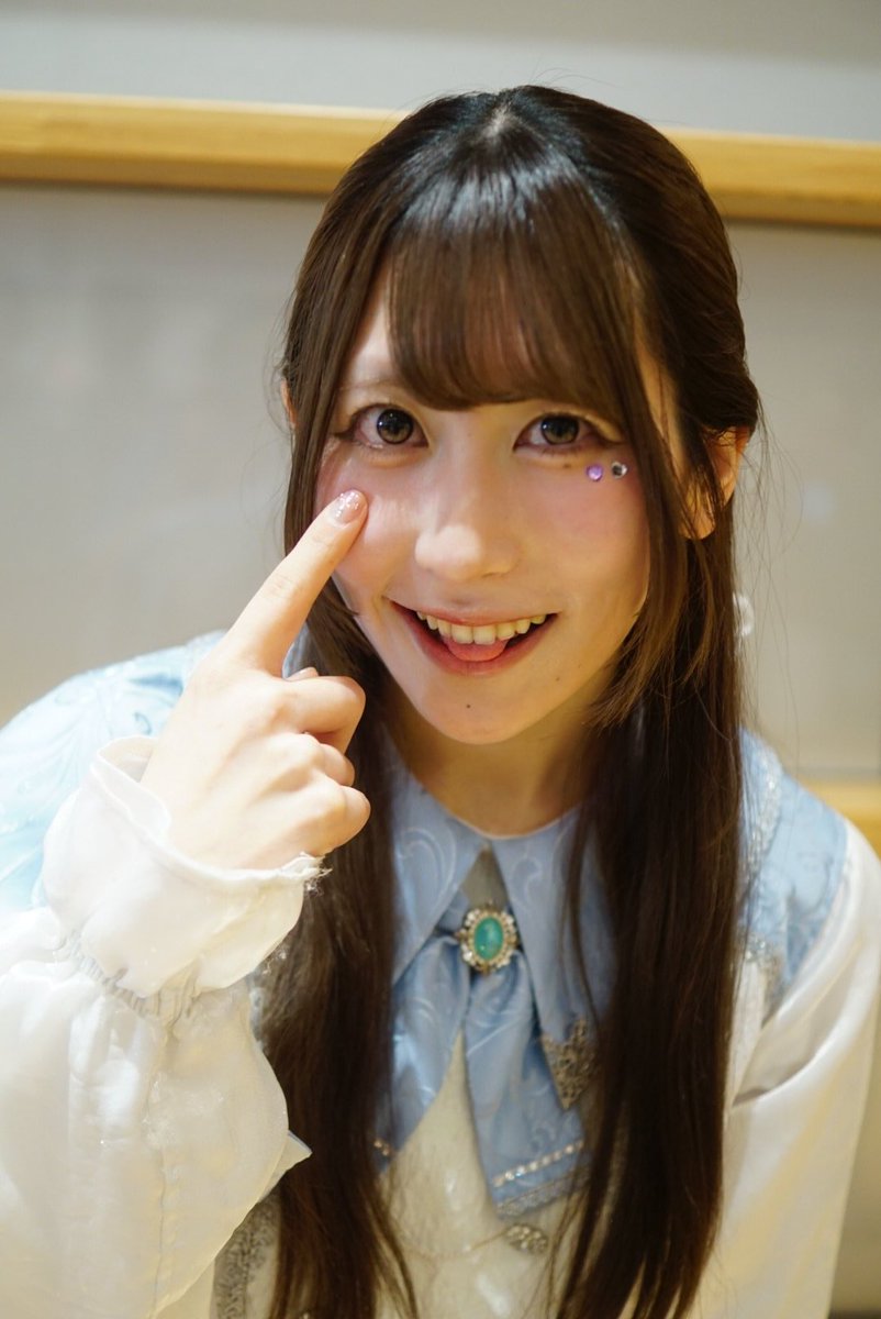 EndGai's tweet image. この日 うっかりたまたま #VP70 を持っていたので(^^;)ねね様に持ってもらうと、やっぱカッコ良い🌟流石 #元自衛官 ！さまになってる(^O^)v
べーも完璧です💜(べーマニアGAI)
#三好音色
#アイドル
#InnocentFairy