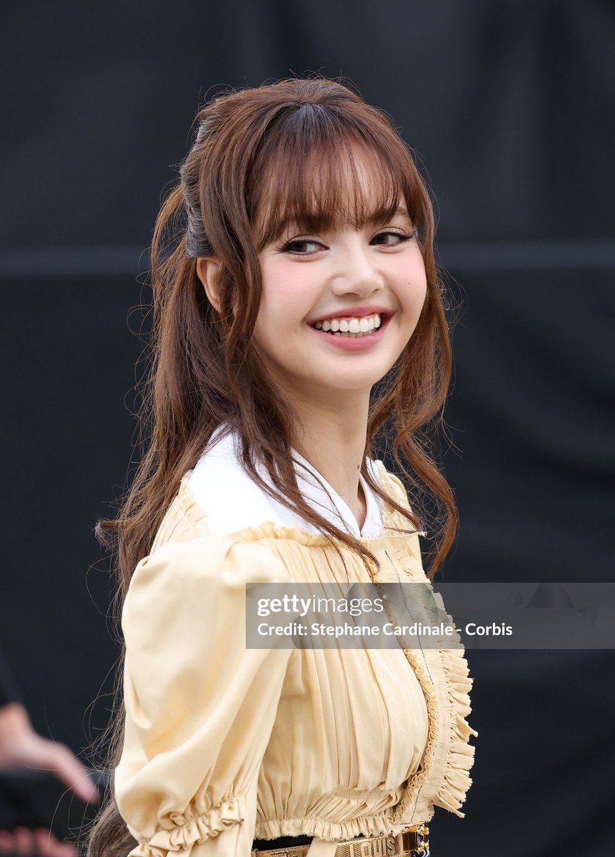 LiliesHome_'s tweet photo. #LISA she’s the real deal🔥

@wearelloud @LouisVuitton

LISA LOUIS VUITTON FW26
#LVFW26xLISA
#LISAxLouisVuitton 
#LVFW26 
🧁🇫🇷 https://t.co/6njRbPz9iR