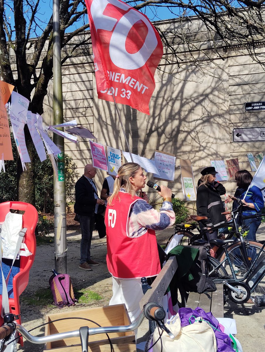 Ce jour, rassemblement organisé par la FNEC FP-FO devant le rectorat de Bordeaux afin de réclamer des postes  dans le premier comme dans le second degré !