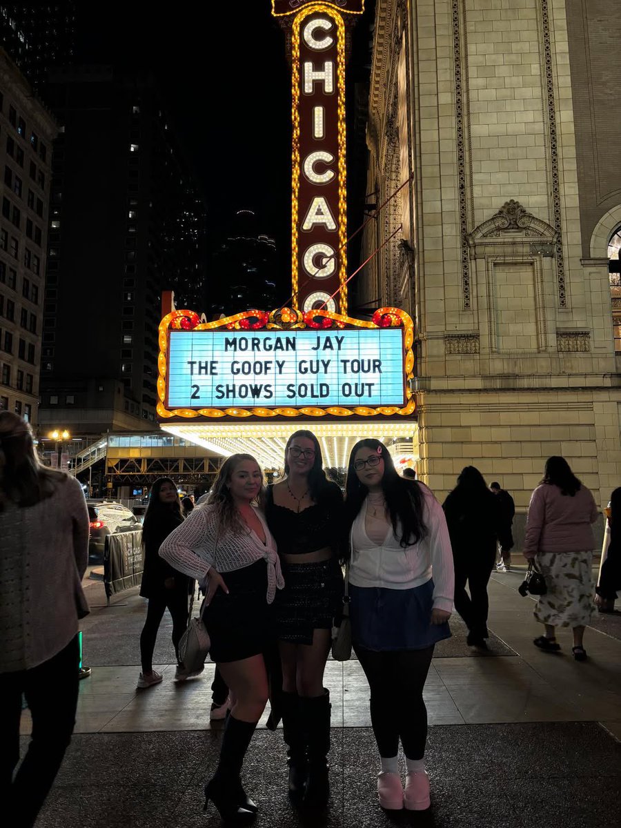 Liarly20's tweet photo. My people 💕 

#2025 #recuerdosbonitos #dowtown 😇 https://t.co/tZOXK5xU4i