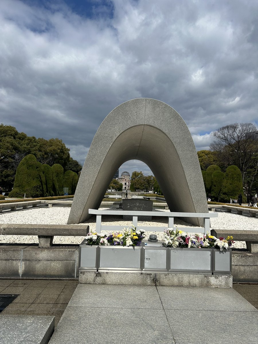 dünya hepimize Allah’ın emaneti.
Birbirimize savaş açmayalım. 
güzel dünyayı koruyalım
Kim hangi ülke olsa
ne kadar kötü davransada 
ona aynı çirkinlikle cevap vermeyelim. 
Barışın ve nezaketin daima sürmesi için
bugün de içimi mutlulukla dolduruyorum.
barış insanın içinde başlar
