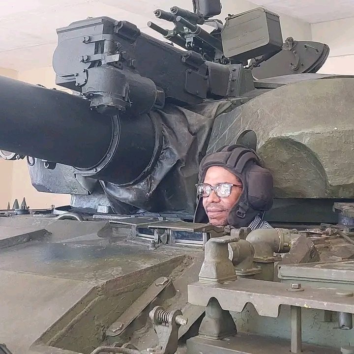 Raul Torres el cantante de la tiranía, montado en un tanque.Pura propaganda al estilo Stalin 🤣🤣. Dos bombazos y se va