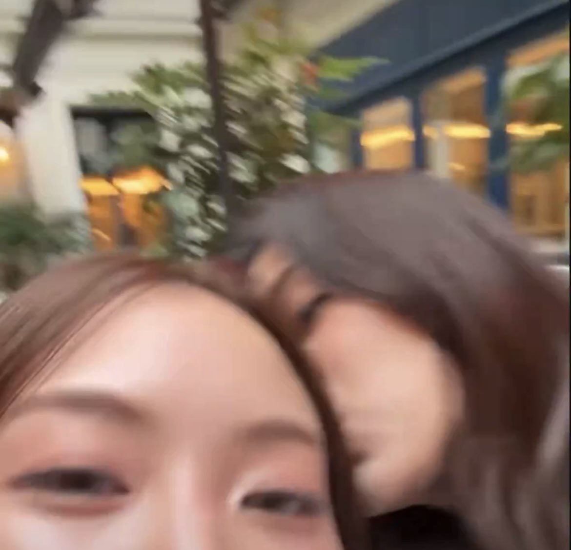 อาจเป็นเพราะอากาศที่ฝรั่งเศสก็ได้ค่ะ ป่วยก็มีส่วน ครัวซองก็ไม่น่าไว้ใจใครจะไปรู้ ร้านหนังสือเมื่อวานก็อย่ามองข้าม สายไหมก็ทำไมถูก