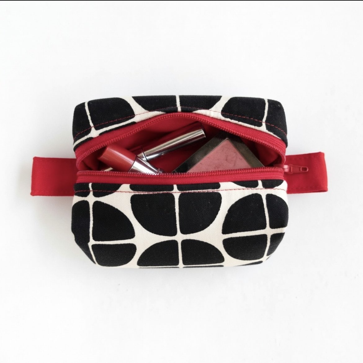 小さなサイズですがメイク用品は十分入ります💁‍♂️どんなバッグにも合わせやすく場所を取らない・小さくまとめて持ち歩きたい方にピッタリなポーチです𓈒𓏸𓅯𓂃🌿🕊𓂃
creema.jp/item/18890654/…
minne.com/items/42264461
#小さめポーチ