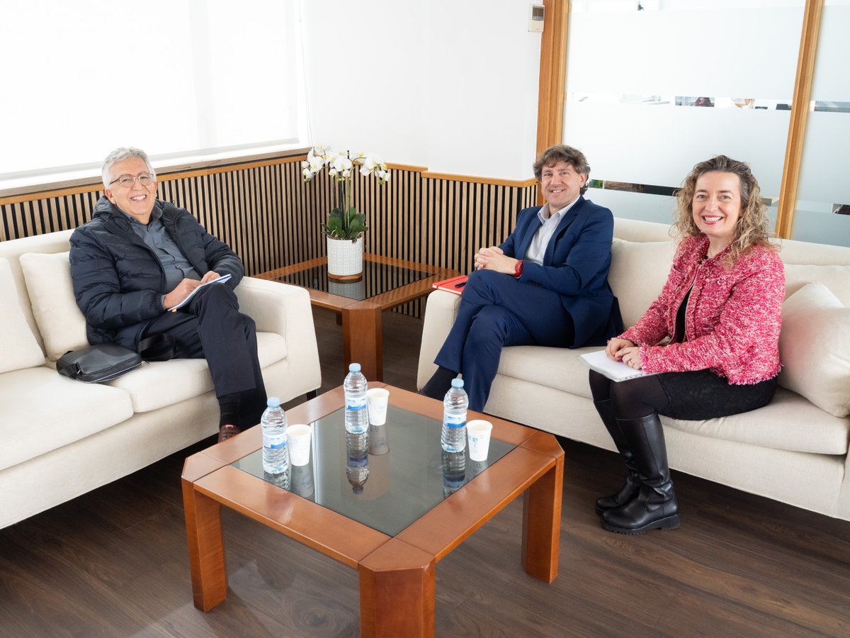 enekoandueza's tweet photo. He mantenido una reunión con el cónsul de Colombia en Bilbao, Carlos Victoria, en la que me ha acompañado @MaiderLainez.

La comunidad colombiana es muy numerosa en Euskadi y los lazos que nos unen son cada día más fuertes.