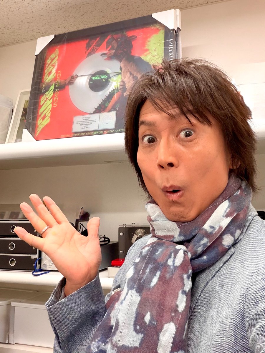 わっ！「KICK BACK/米津玄師」のプラチナディスク認定の盾が来てるやん