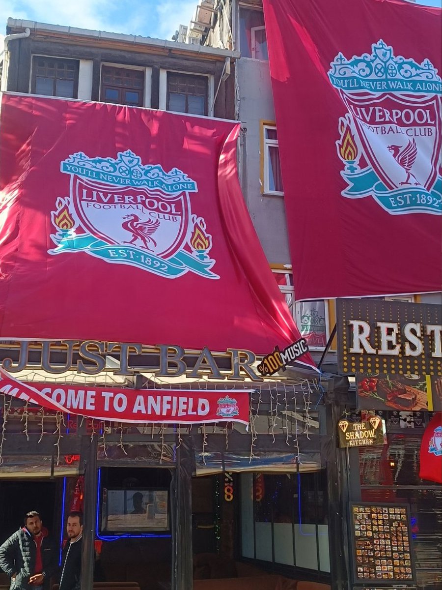 bosunatiklama's tweet photo. İstanbul'da bazı esnaflar, müşteri çekebilmek için işletmelerine Liverpool bayrağı astı. https://t.co/tOFZdzibIx