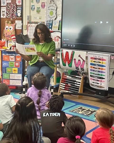 EufaulaCS's tweet photo. ECS leadership understands the importance of spreading the love of reading! 📚❤️

Thank you, Assistant Superintendent Deltonya Warren, for visiting EPS last week and reading with students during Read Across America Week! 📖
#ReadAcrossAmerica #WeAreECS #ExpectExcellence https://t.co/oIjBrYWxHo