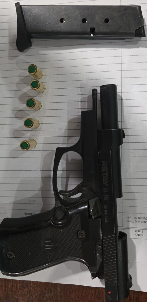 SAPoliceService's tweet image. #sapsWC Steenberg #SAPS members arrested a 26yr-old #gang-affiliated male suspect for possession of an unlicensed firearm and ammo on 09/03 in Lavender Hill. The suspect is being detained at Steenberg police station, and he will appear before the Wynberg Magistrate’s Court.