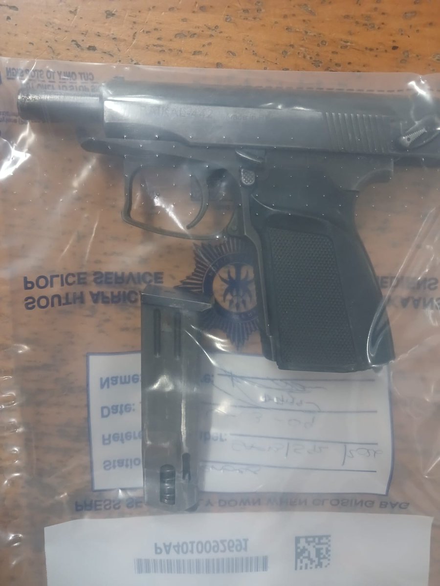 SAPoliceService's tweet image. #sapsWC Steenberg #SAPS members arrested a 26yr-old #gang-affiliated male suspect for possession of an unlicensed firearm and ammo on 09/03 in Lavender Hill. The suspect is being detained at Steenberg police station, and he will appear before the Wynberg Magistrate’s Court.