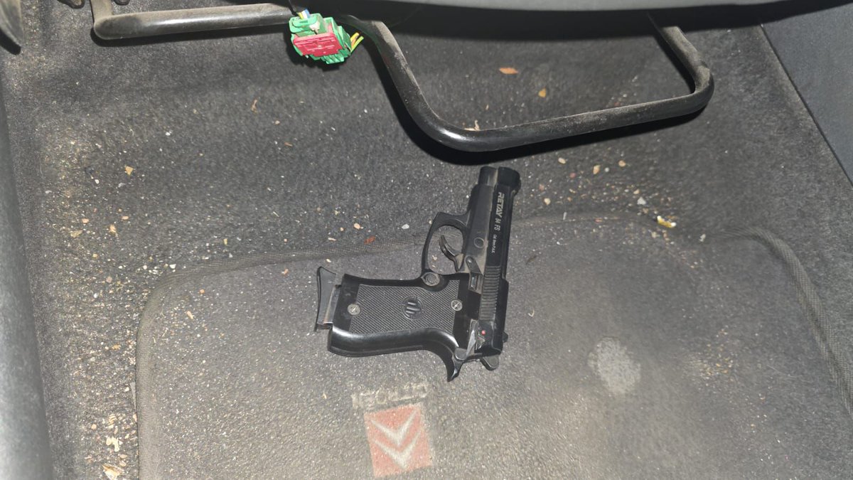 SAPoliceService's tweet image. #sapsWC Steenberg #SAPS members arrested a 26yr-old #gang-affiliated male suspect for possession of an unlicensed firearm and ammo on 09/03 in Lavender Hill. The suspect is being detained at Steenberg police station, and he will appear before the Wynberg Magistrate’s Court.