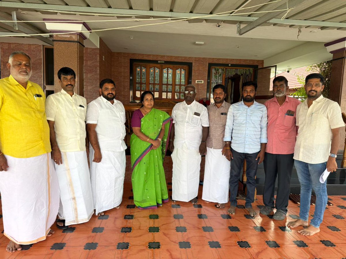 VanathiBJP's tweet photo. தமிழக பாஜக மாநில செயற்குழு உறுப்பின��் திரு. பொன். ருத்ரகுமார் அவர்களின் தாயார் திருமதி புஷ்பாத்தாள் அவர்களின் மறைவையொட்டி, இன்று அவரது இல்லத்திற்கு நேரில் சென்று குடும்பத்தினருக்கு ஆறுதல் தெரிவித்தேன். https://t.co/vTwAumKcSY