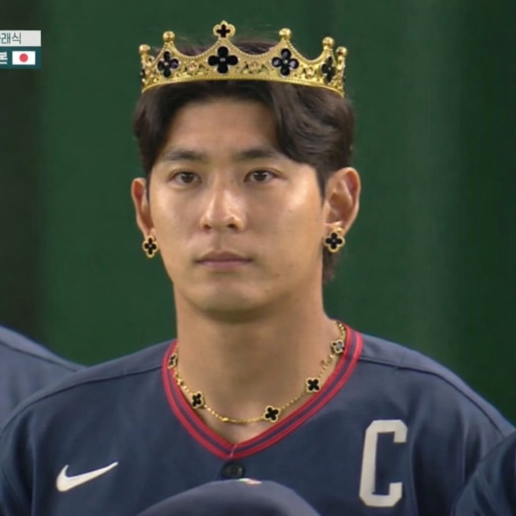 tkzwgrs's tweet photo. ⚾️WBC出場中の韓国代表のイケメンが高級ブランド“ヴァンクリ”のネックレスを着用
↓
いくらイケメンといえど野球ユニフォームにヴァンクリは合ってなさすぎると話題に
↓
違和感がなくなるまでヴァンクリまみれにされたコラ画像が作られる（今ここ）

(📷:🇰🇷イ・ジョンフ主将) https://t.co/rmOz45huRU