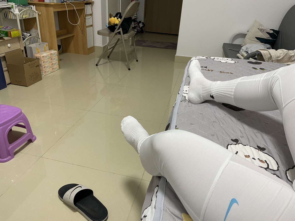 ABCNadph's tweet photo. 又多了一些奇奇怪怪的小癖好😂
#高弹 #紧身 #白袜 #熊熊 https://t.co/9hGVRN1BB1