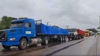 reddtvoficial's tweet image. Bloqueo de productores en Yapacaní cumple su segundo día, deja vehículos varados ruta SCZ–CBBA, rechazan arancel cero para importación de soya

Pequeños productores de #arroz y #soya instalaron un #bloqueo indefinido en el puente sobre el río #Yapacaní, en la carretera nueva que