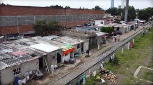 Serán alrededor de 300 familias las que reubicará el <a href="/GobiernoJalisco/">Gobierno de Jalisco</a> y que se asentaron a la mala en la zona conocida como Pueblo Quieto desde hace 40 años. Las moverán por cuenta de nuestros impuestos y a pesar de que conformaron la colonia mas peligrosa de Guadalajara.