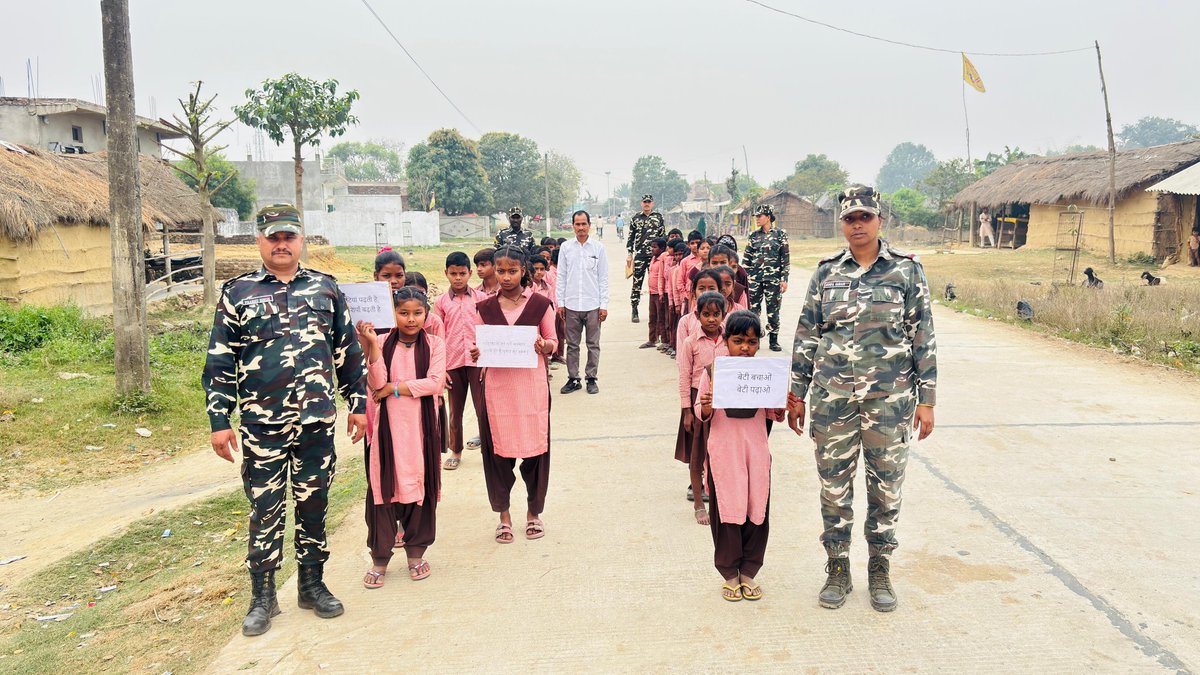 9BnSSB_INDIA's tweet photo. “बेटी का सम्मान – राष्ट्र का अभिमान।”
सीमा चौकी कोइलाबास में पदस्थापित जवानों द्वारा सीमावर्ती स्कूली छात्र-छात्राओं के साथ “बेटी बचाओ, बेटी पढ़ाओ” अभियान के अंतर्गत जागरूकता रैली का आयोजन किया गया।
#SSB_INDIA
#SSBFTRLUCKNOW
#SSBSHQGKP
#BetiBachaoBetiPadhao
#GirlChildEducation https://t.co/4Q0TFU68Ux