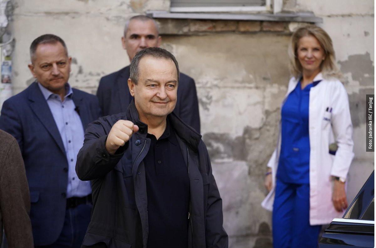 kicosh's tweet photo. kakva prelepa metafora poslednjih par decenija je ova subvencionisana glava dok izlazi iz bolnice koja se bukvalno raspada i seda u skupocenu limuzinu. a bolnica i limuzina se od naših para servisiraju samo što je jasno šta su prioriteti. https://t.co/tAd5hcCoXU