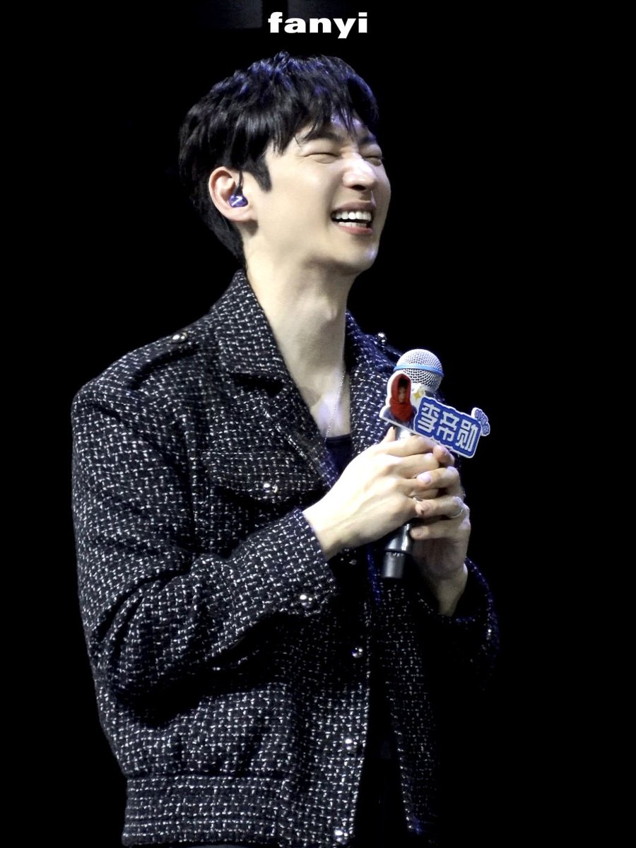 260307 上海FM

像只乖乖等摸头的狗狗🥺
#이제훈 #leejehoon