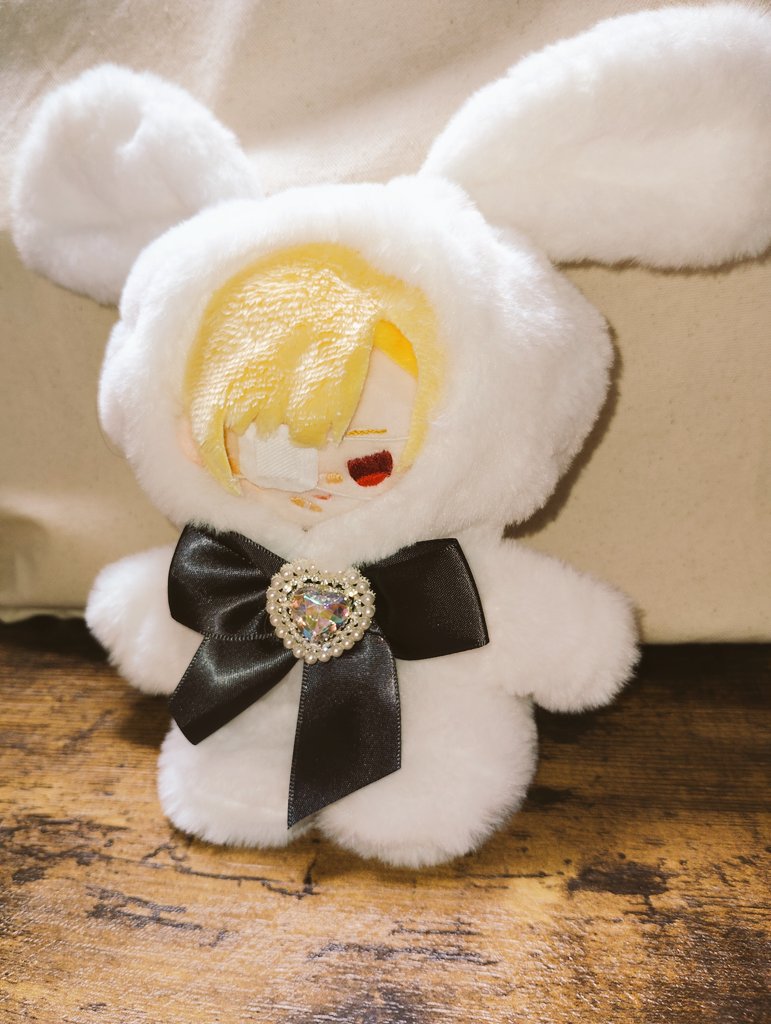 njk_whb's tweet photo. 裁断が一番苦手なのに、裁断した後で失敗に気付いて悔しい🥺
悔しいので遊びます
これは100均で買ったうさぎの着ぐるみ
リボンを黄色に差し替えても可愛い気がするな〜🥹 https://t.co/fAseL6Aaq8